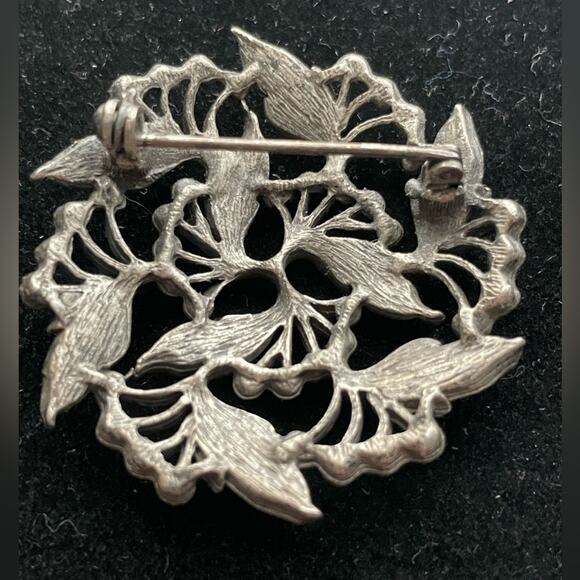 Vintage pewter Round holly berries brooch pin - Picture 4 of 6